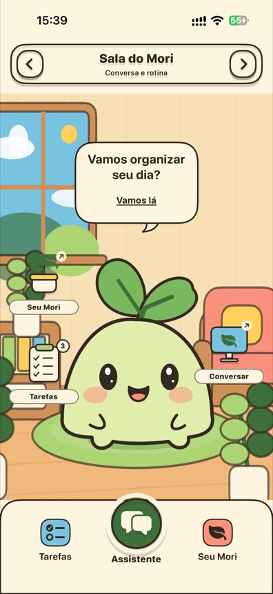 Tela do Mori: um personagem verde em sua sala, com atalhos para tarefas e assistente